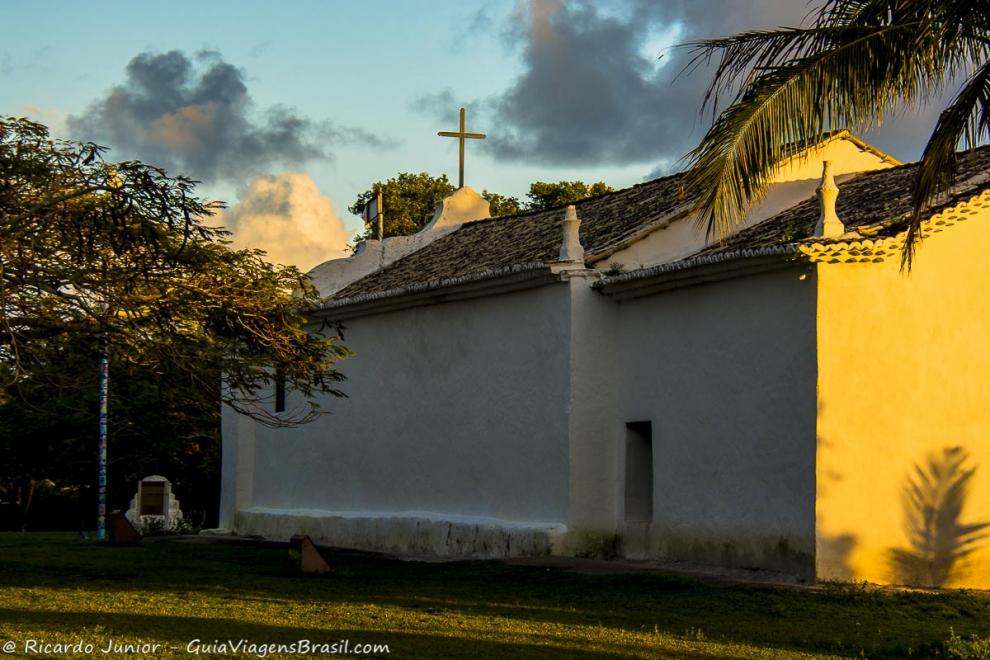 Imagem da lateral da igreja histórica em Quadrado.